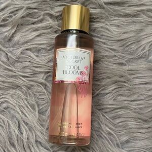 VS COOL BLOOMS BODY MIST NWT